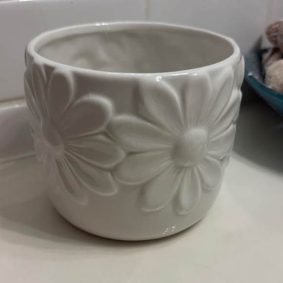 Other - White Ceramic Daisy Embossed Planter/decorative bowl